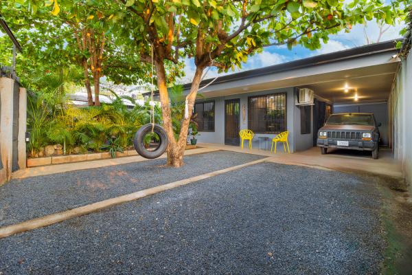 Casa Parcialmente Amueblada en Alquiler · 2 Habitaciones / 2 Baños — Barrio Monte Seco, Playas del Coco · $1,200/mes